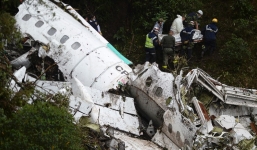 Vụ rơi máy bay chở đội bóng Brazil: Cứu sống một cầu thủ từ đống đổ nát