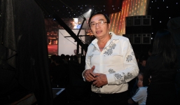 Ông hoàng dòng nhạc Mưa Bụi xuất hiện bên cạnh Mr Đàm