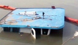 Tàu 500 tấn chìm, nhiều người rơi xuống sông