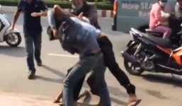 Tài xế xe tải và xe buýt ẩu đả gây náo loạn đường phố