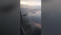 Video: Boeing chở 338 khách phun lửa giữa không trung