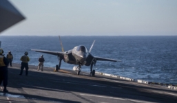 Video: Xem tiêm kích F-35B Mỹ tập trận trên tàu đổ bộ