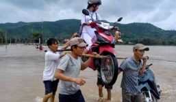 Khoảnh khắc đưa nàng vượt lũ bằng kiệu tự chế gây 'bão' mạng