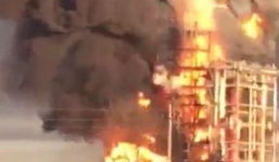 Nhà máy lọc dầu lớn nhất Italy phát nổ, biển lửa bao trùm bầu trời