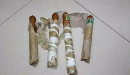 Dùng xúc xích giả làm bom dọa bạn gái cũ sợ hết hồn