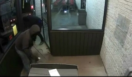 Trộm táo tợn dùng xe tải kéo bật máy ATM trong đêm