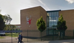 Trường học cấm học sinh giơ tay phát biểu