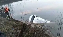 Xe bus Trung Quốc lao xuống sông, 18 người thiệt mạng