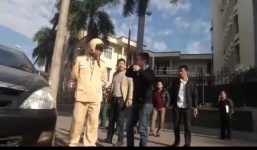 Va chạm xe biển xanh: 2 cán bộ ẩu đả, gây náo loạn