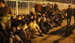 Hàng nghìn người mang chăn chiếu ngủ đêm trước SVĐ Mỹ Đình