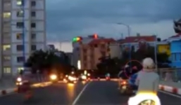 Clip: Cô gái không kịp phản ứng khi bị cướp giật dây chuyền