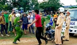 Khống chế 'ma men' cầm dao uy hiếp, đánh công an bị thương
