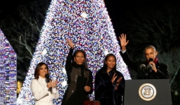 Video: Obama lần cuối cùng thắp sáng cây thông Noel ở Nhà Trắng