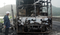 Xe khách giường nằm bốc cháy, toàn bộ hàng hóa bị thiêu rụi