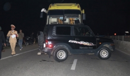 Xe khách ủi xe con hàng chục mét trên Quốc lộ 1A