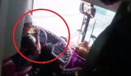 Video: Tài xế xe khách giường nằm vừa lái xe vừa...ăn mì
