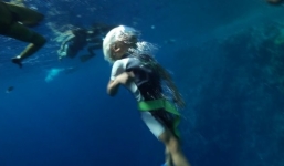 Cậu bé 3 tuổi lặn sâu 10m không cần bình oxy