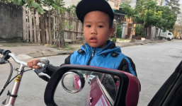Bé trai đạp xe tông vào ô tô khoanh tay xin lỗi tài xế 'đốn tim' cư dân mạng