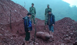 Quảng Bình: Bom 'khủng' lộ thiên khi máy xúc sục sâu xuống 10m
