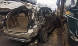 Ô tô 7 chỗ bị xe tải tông nát, 5 người thoát chết