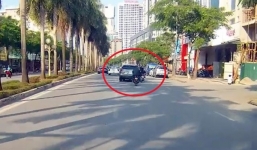 'Xế hộp' đánh võng, tông gục xe máy rồi tăng ga bỏ chạy