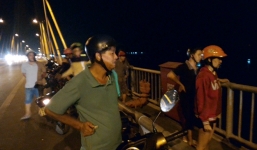 Để xe máy trên cầu, nam thanh niên nhảy xuống sông Tiền tự tử