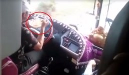 Đình chỉ tài xế buông vô lăng để ăn mì