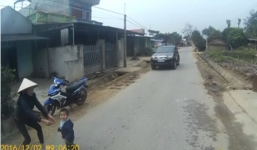 Thót tim khoảnh khắc bé trai thoát chết trước đầu xe máy