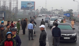 Người dân lại đưa hàng chục xe ô tô chặn cầu Bến Thủy phản đối thu phí