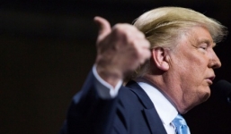 Trump chỉ trích Trung Quốc thao túng tiền tệ, phô diễn sức mạnh ở Biển Đông