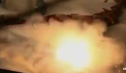 Cô gái suýt làm cháy nhà vì đốt pháo trên giường để đánh thức bạn trai