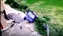Tài xế phi người nhảy ra ngoài khi xe tải rơi xuống dốc