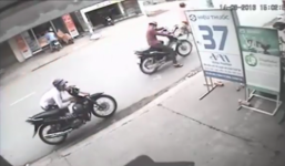 Video: Trộm bẻ khóa xe máy của cô gái trong 5s