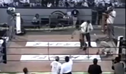 Trọng tài giục võ sĩ đá vỡ mặt đối thủ nằm sàn để nhanh xong việc