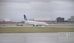 Video: Máy bay chở 55 khách mài mũi tóe lửa trên đường băng