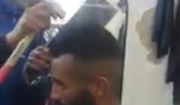 Dùng dao chặt thịt lợn và búa để cắt tóc