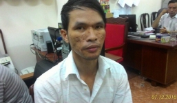 Bắt được nghi can người Việt bạo hành bé trai bằng roi điện