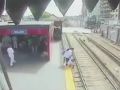 Khoảnh khắc bé gái thoát chết kỳ diệu trước tàu hỏa