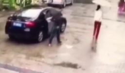 Clip thót tim màn thoát thân của người phụ nữ bị bắt cóc trên đường