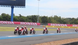 Màn đua tốc độ nghẹt thở tại giải đua môtô châu Á mùa giải 2016