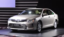 Toyota Camry 2016 bất ngờ giảm giá