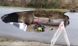 Hố tử thần nuốt chửng 2 xe hơi, khiến phó cảnh sát trưởng thiệt mạng