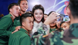 Á hậu Huyền My xuất hiện với gương mặt 'lạ' tại buổi ghi hình