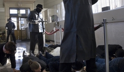 Người Mỹ sống sót trong vụ cướp ngân hàng như thế nào?