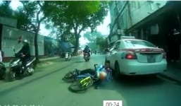 Clip nam sinh lơ đễnh đâm sầm vào đuôi taxi đang lùi
