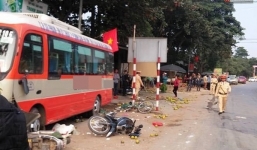 Xe buýt mất lái tông hàng loạt xe máy, 2 người thương vong