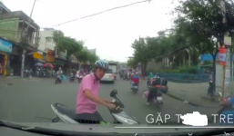 'Xế hộp' cố tình nhấn ga bị tài xế xe máy chặn đầu để 'dạy dỗ'