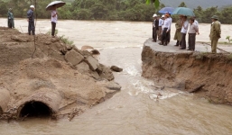 Mưa to, xả lũ khiến nhiều nhà dân lại bị ngập trong lũ, nhiều người chết