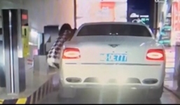 Quên kéo phanh tay, cô gái khiến đầu siêu xe nát bét