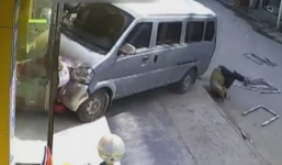 Tài xế nhầm chân ga húc bay người đi bộ, lao vào tiệm tạp hóa